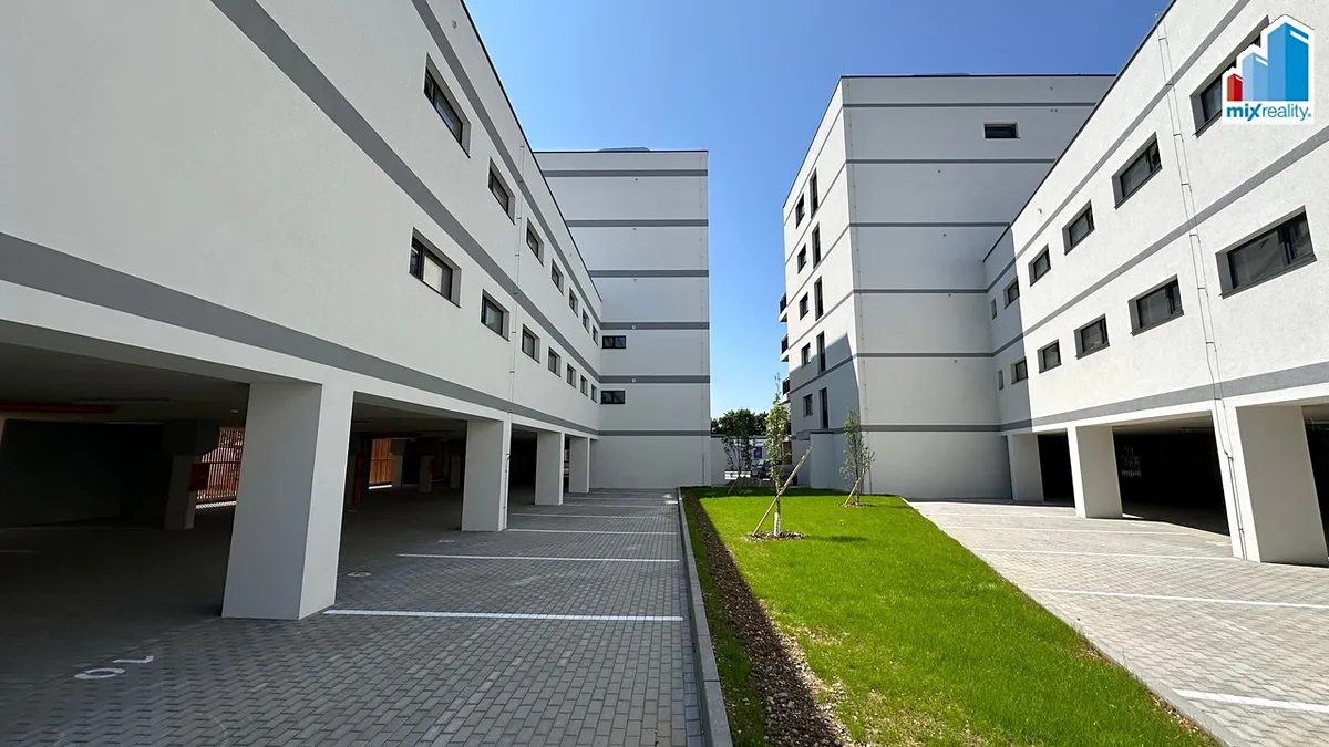 Pronájem garážového stání 12 m²